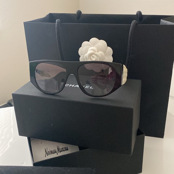 Brand new Chanel sunglasses pilot Blk/wht bag box receipt case - Picture 4 of 6